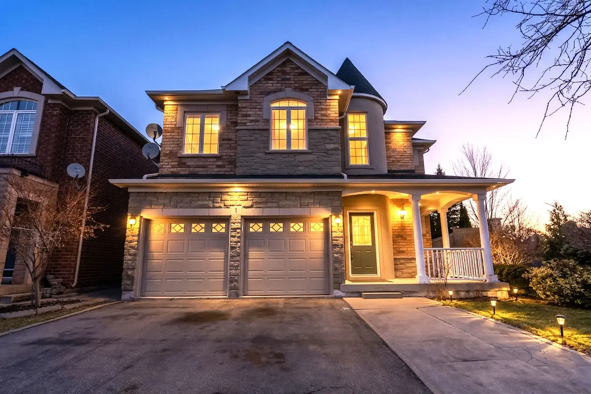 1 Crown Victoria DR, Brampton, ON L7A 3A2