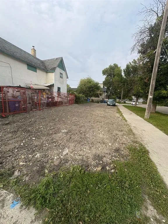 737 Alexander AVE, Winnipeg, MB R3E 1J3