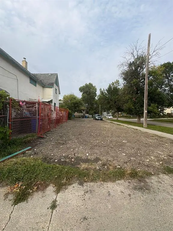 737 Alexander AVE, Winnipeg, MB R3E 1J3