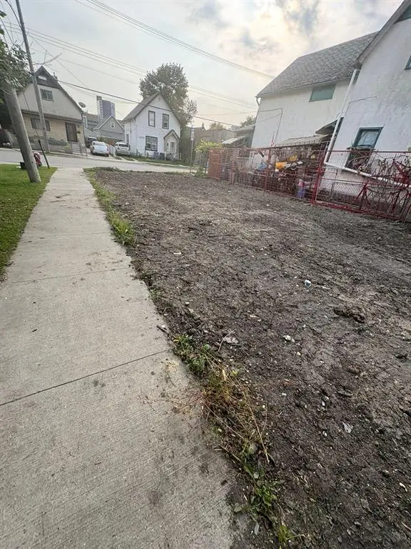 737 Alexander AVE, Winnipeg, MB R3E 1J3