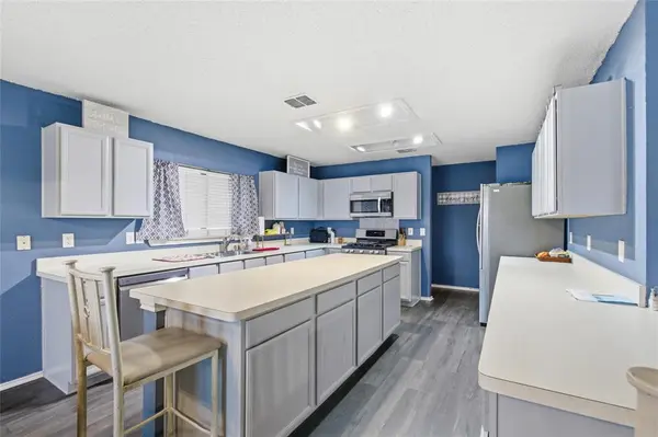 217 Sunset Oaks Drive, Fort Worth, TX 76112