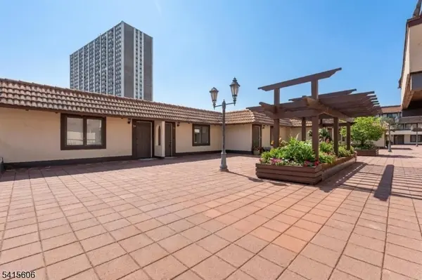 300 Gorge Rd #25, Cliffside Park Boro, NJ 07010