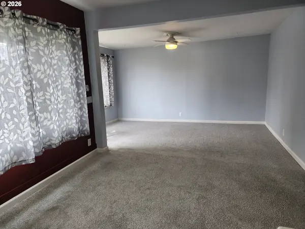 208 S SWIEGLE AVE, Molalla, OR 97038