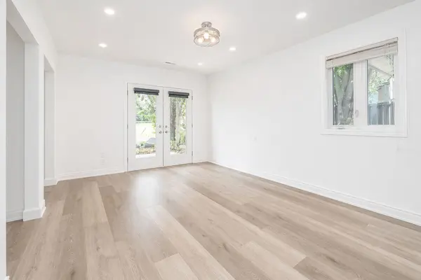 5801 Lakeshore RD #Main Level, Whitchurch-stouffville, ON L4A 2X4