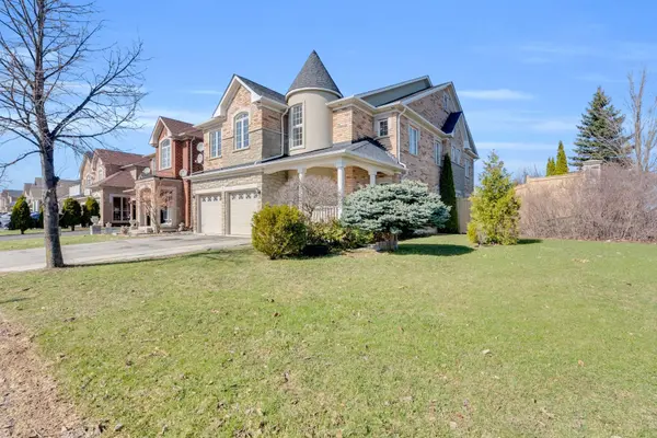 1 Crown Victoria DR, Brampton, ON L7A 3A2