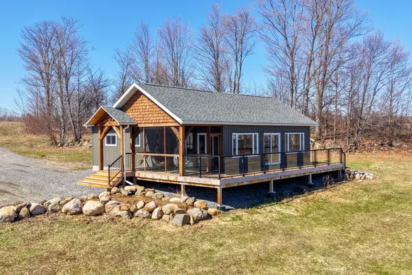 824 East Road LOOP, Hastings Highlands, ON K0L 1C0