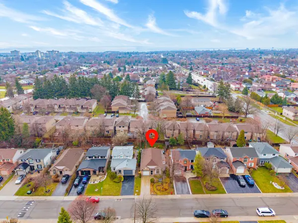 22 NOVOCO DR, Hamilton, ON L9C 7E8