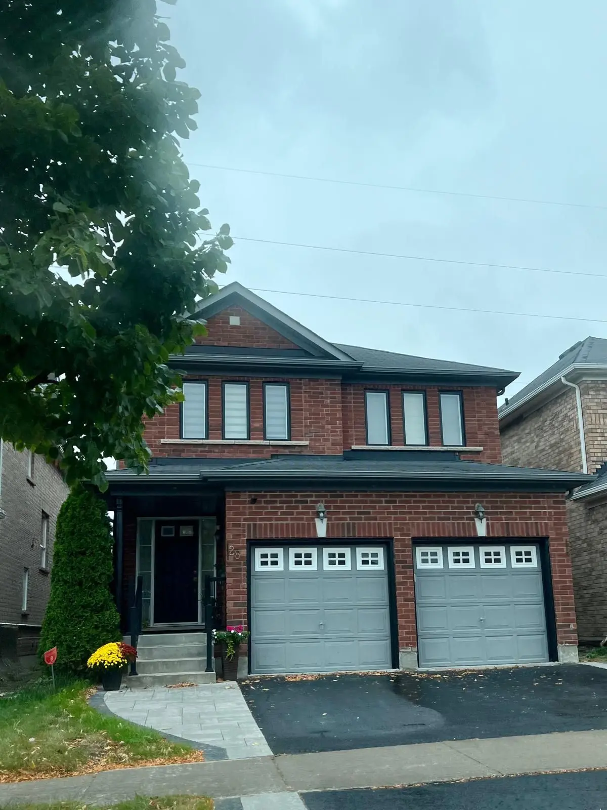 28 Puttingedge DR, Whitby, ON L1R 0H7