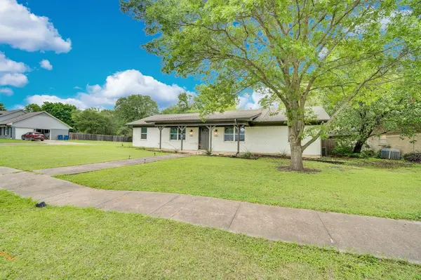 1104 Williamsburg Drive, Ennis, TX 75119