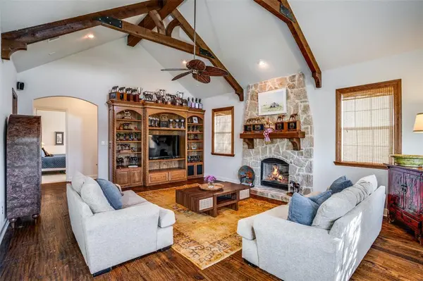 9722 Oak Creek Drive, Pilot Point, TX 76258