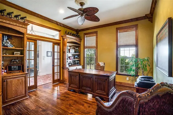 9722 Oak Creek Drive, Pilot Point, TX 76258