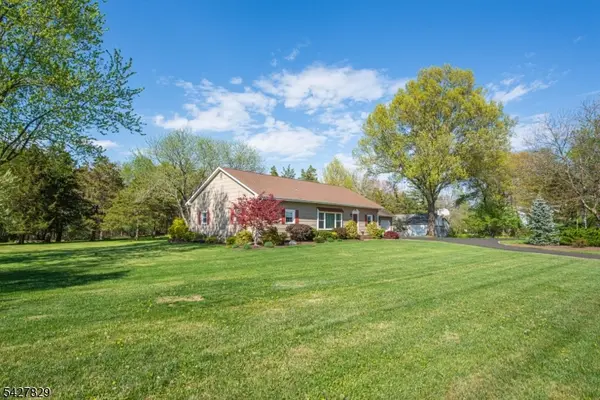 18 Stonewyck Dr, Hillsborough Twp., NJ 08844