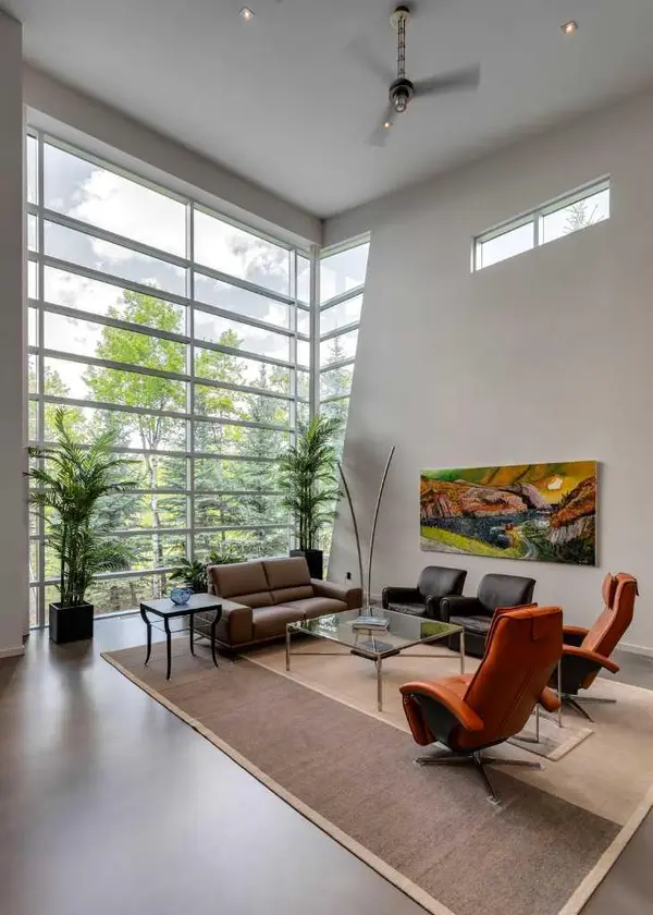 25 Posthill DR SW, Calgary, AB T3H 0A8