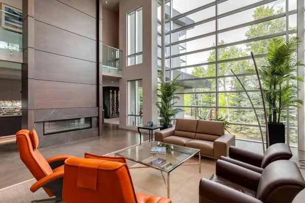 25 Posthill DR SW, Calgary, AB T3H 0A8