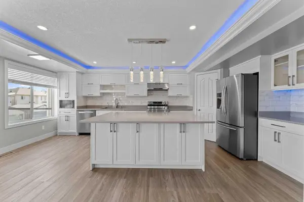 28 Panamount LN NW, Calgary, AB T3K 5Y3