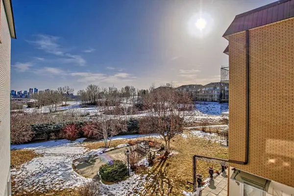 520 Cedar CRES SW #202, Calgary, AB T3C 2Y8