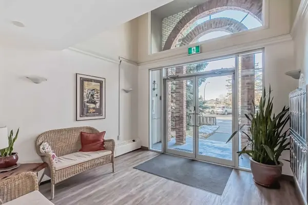 520 Cedar CRES SW #202, Calgary, AB T3C 2Y8