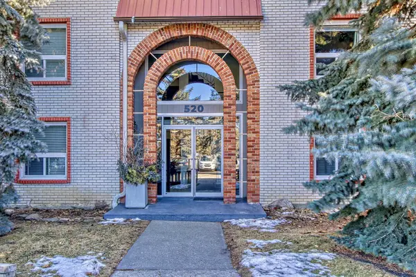 520 Cedar CRES SW #202, Calgary, AB T3C 2Y8