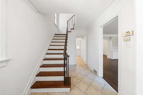 61 Sutherland DR, Toronto C11, ON M4G 1H5