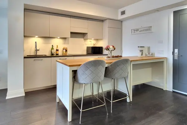 33 Frederick Todd WAY W #319, Toronto C11, ON M4G 0C9