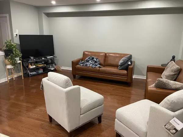 28 Puttingedge DR, Whitby, ON L1R 0H7