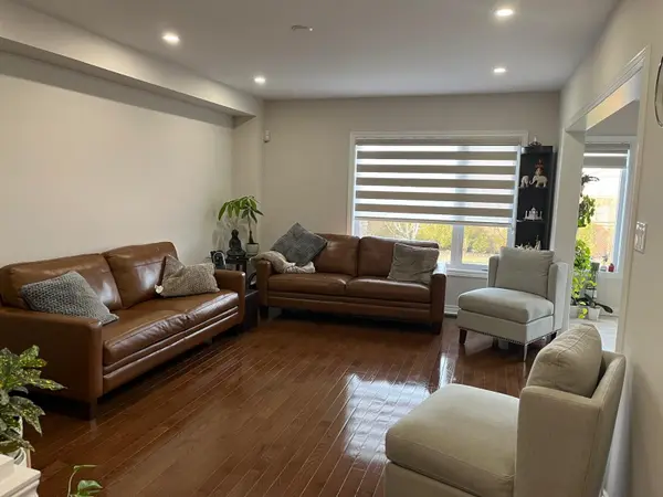 28 Puttingedge DR, Whitby, ON L1R 0H7