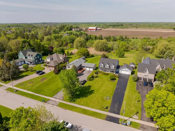 5048 William ST, Pickering, ON L1Y 1B2