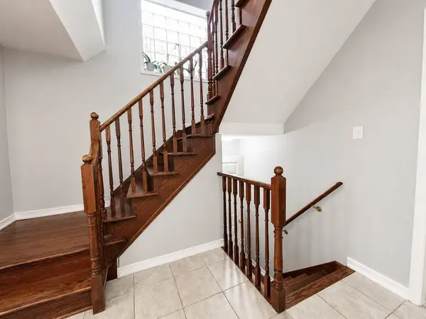 103 Starr CRES, Aurora, ON L4G 7X2