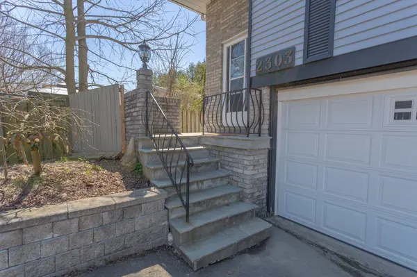 2303 Malcolm CRES, Burlington, ON L7P 4G8