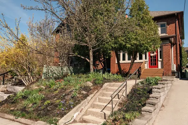 30 Woodside AVE, Toronto W02, ON M6P 1L7