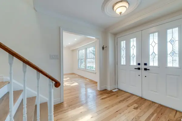 1585 Crombie RD, Mississauga, ON L5J 4J1