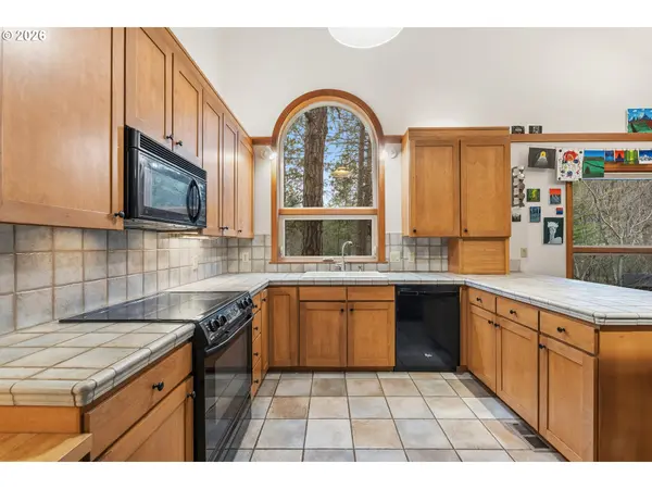 6850 OAKBROOK LN, Mosier, OR 97040