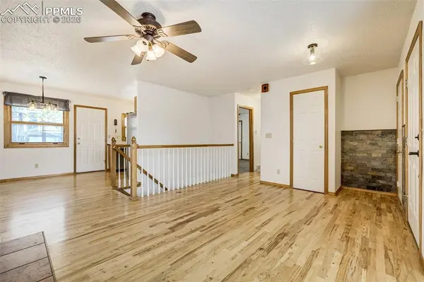 5855 Grapevine DR, Colorado Springs, CO 80923