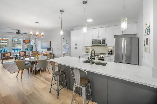 1321 Kensington Close NW #214, Calgary, AB T2N 3J6