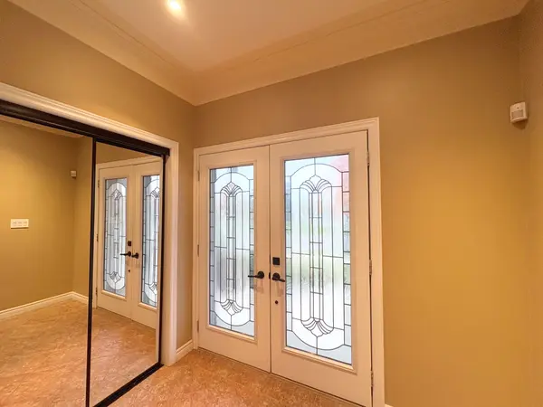 8 Sunbeam DR, Hamilton, ON L9B 2X9