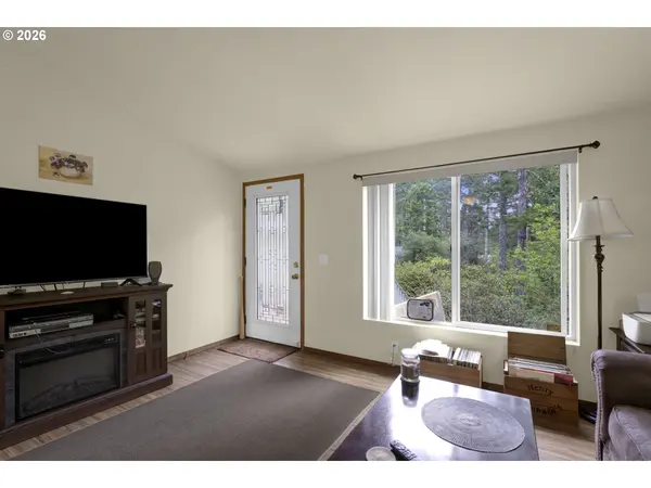 90 OUTER DR, Florence, OR 97439