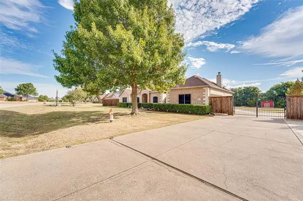 300 Springfield Lane, Red Oak, TX 75154