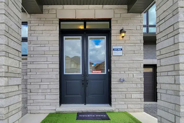 105 Halldorson AVE, Aurora, ON L4G 7B6