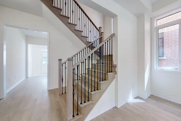 105 Halldorson AVE, Aurora, ON L4G 7B6