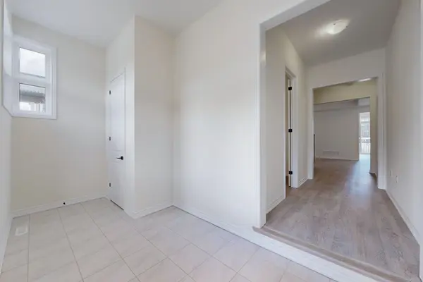 105 Halldorson AVE, Aurora, ON L4G 7B6