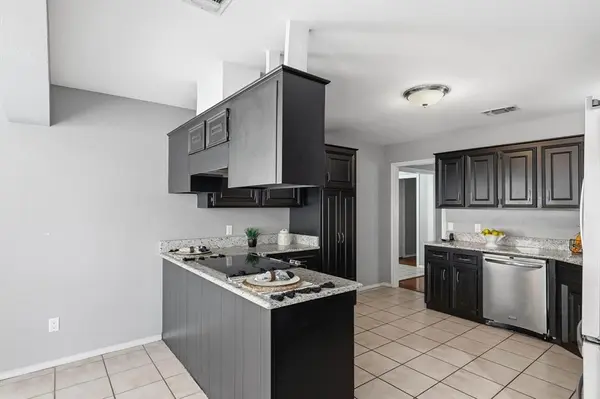 2206 Oak Forest Court, Arlington, TX 76012