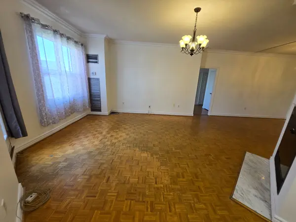 9 Chalmers RD #PH2, Richmond Hill, ON L4B 3N3