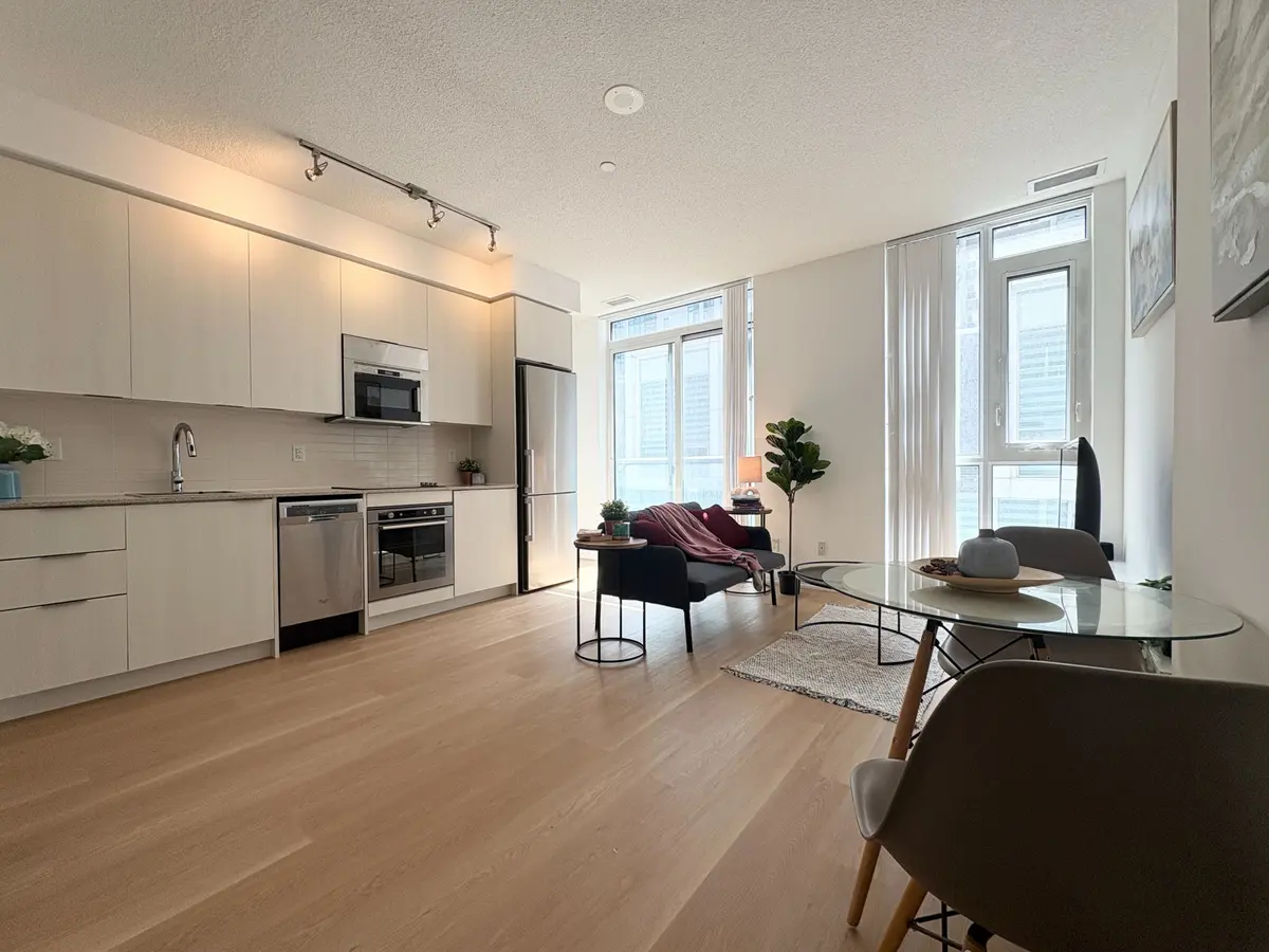 101 Erskine AVE #308, Toronto C10, ON M4P 0C5