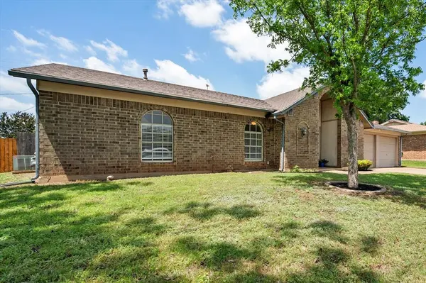 212 S Heights Drive, Crowley, TX 76036