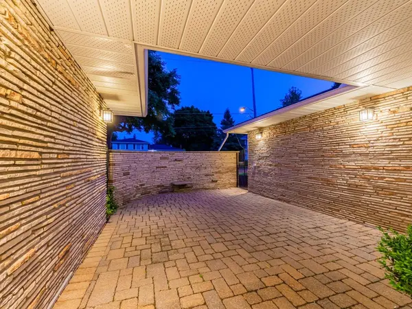 30 Hawksbury DR, Toronto C15, ON M2K 1M3