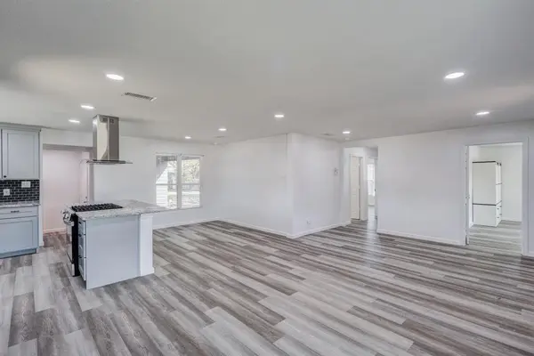 322 NE 29TH Street, Grand Prairie, TX 75050