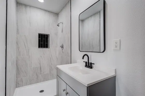 322 NE 29TH Street, Grand Prairie, TX 75050