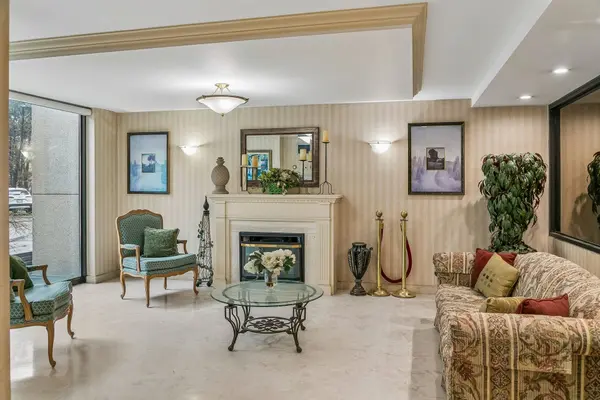 3700 Kaneff CRES #2102, Mississauga, ON L5A 4B8