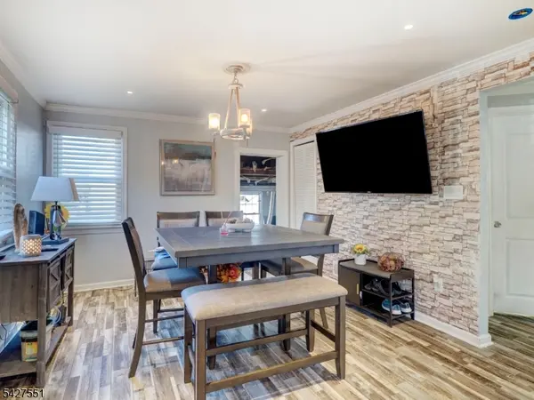 382 Douglas Rd, Roselle Boro, NJ 07203