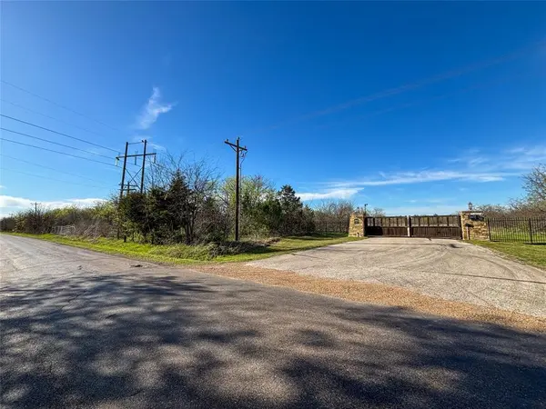 8001 Big Water Lane, Kemp, TX 75143